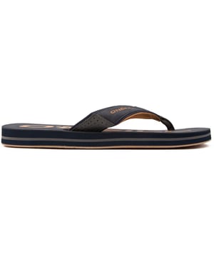 Disfruta de los rayos del verano con las sandalias O'Neill Mick. Estas chanclas sencillas presentan un diseño de tira ancha en la puntera en azul oscuro, acentuado por el logotipo característico de O'Neill que agrega un toque sutil de estilo surfero. Confeccionados con parte superior suave y cómodas suelas de goma, están diseñados para jugar todo el día. La plantilla con la marca brinda amortiguación adicional mientras caminas por el paseo marítimo o pateas la arena.