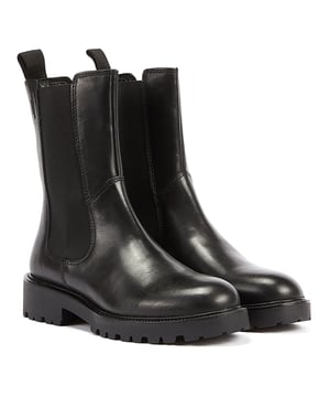 
<p>De Kenova van Vagabond Shoemakers is een zwarte chelsea boot met een hedendaagse look. Deze Vagabond Shoemakers boot is gemaakt van leer en bevat elastische zijpanelen. Voorzien van een chunky zool en een treklusje op de achterkant.</p>
<p>Pasvorm (gebaseerd op maat 37)</p>
<p>Precies op maat</p>
<p>Schachthoogte: 21,6 cm<br />
Schachtomtrek: 25,5 cm<br />
Hakhoogte: 4,0 cm</p>
<p><strong>Eigenschappen:</strong></p>
<ul classs="wmd-bullets">
<li><span>SKU:</span> 1350-02-13658</li>
<li><span>MPN:</span> 5241-201-20</li>
<li><span>Merk:</span> Vagabond</li>
<li><span>Hoofdkleur:</span> Zwart</li>
<li><span>Materiaal:</span> Leer</li>
<li><span>Binnenvoering:</span> Textiel</li>
<li><span>Breedte:</span> Normaal</li>
<li><span>Uitneembare zool:</span> Nee</li>
</ul>
<p>Amigo is officieel verkooppunt voor producten van Vagabond en helpt je graag verder. Indien je je Vagabond Kenova bestelt voor 16:00, dan wordt je bestelling, indien op voorraad, nog op dezelfde dag verzonden!</p>