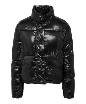 Diese stilvolle Steppjacke für Damen ist der perfekte Begleiter für kühle Tage. Der verdeckte Reißverschluss mit darüberliegender Druckknopfleiste sorgt für eine cleane Optik und zusätzlichen Schutz vor Wind. Der hochgeschlossene Kragen hält den Hals warm, während die seitlichen Eingrifftaschen mit Druckknopf praktische Aufbewahrungsmöglichkeiten bieten. Der elastische Bund passt sich optimal der Figur an und sorgt für eine feminine Silhouette. Die warme Fütterung garantiert auch bei kaltem Wetter angenehmen Tragekomfort. Diese Jacke verbindet Funktionalität mit einem modernen Design und wird schnell zum Lieblingsstück in der Wintergarderobe.