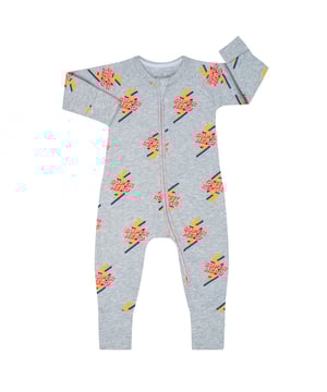 Long sleeve romper with zipper.
 Round neck.
 Double zipper closure.
 Mittens on hands and feet, goodbye to gloves and slippers that get lost!
 Print.
 Seams seen in tone.
 Composition: 95% Cotton, 5% Elastane
 Care:
Washing instructions:
 - Wash maximum at 40ºC.
 -Do not iron.
 - It is not allowed to use a dryer.
 - Do not use bleach.
 - Does not support dry cleaning.