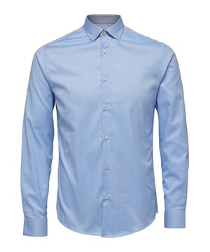 Het Selected Homme overhemd is een veelzijdige must-have voor de garderobe van elke man. Het wordt gekenmerkt door een elegante Kent-kraag en een doorlopende knoopsluiting. De afgeronde zoom en manchetten met knopen geven het overhemd een klassieke touch, terwijl het slim-fit model zorgt voor een modern silhouet. Het overhemd is gemaakt van hoogwaardige materialen en is zeer comfortabel om te dragen. Onder een colbert op het werk of casual in je vrije tijd - dit overhemd is geschikt voor bijna elke gelegenheid.