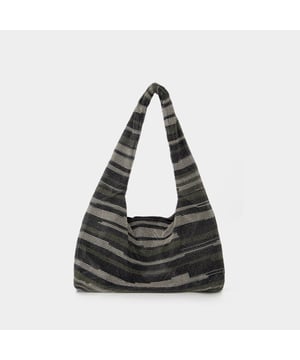 Kara Este bolso es imprescindible en cualquier armario. Colgado del hombro, será el accesorio perfecto para tus conjuntos más sencillos. Asas: 50 cm. Se lleva al hombro - dos asas. Material: tul y cristal. Forro : sintético. Colores: Negro - Estriado negro. Cierre: cierre magnético en la parte superior. Distribución interior: sin bolsillo interior. Width: 5. Height: 15. Length: 28.
