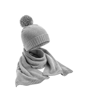 50% Viskose, 30% Polyester, 20% Nylon. Stoff: Gestrickt, einlagig, Soft Touch, Garn. Pom Pom, geripptes Bündchen, abreißbares Etikett. Inhalt: Mütze, Schal. Muster: Einfarbig. Nachhaltigkeit: REACH.