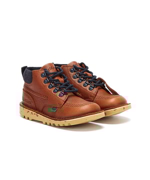 Keep feet warm this winter with a winterised version of the legendary Kick Hi featuring a mountain-inspired fleece lining and collar. Tough full-grain leather gives this boot a textured finish, whilst contrast detailing and a flecked sole brings fun styling to this iconic silhouette.