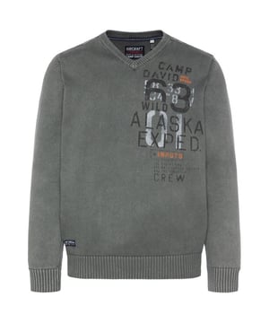 Deze gebreide trui voor heren is onmisbaar in je garderobe. Hij heeft een normale pasvorm en is gemaakt van hoogwaardig materiaal, waardoor hij zeer comfortabel is om te dragen. De trui heeft een V-hals met geribde boorden. De manchetten en zoom hebben ook een geribde look.  Het stone-washed design geeft de trui een heel speciale look. Prints op de voorkant en in de nek geven de trui een visueel accent. Een labelpatch boven de zoom rondt het ontwerp af.