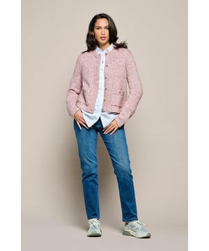 De roze Carrie vest van Mart Visser is een essentiële toevoeging aan je garderobe. Dit trendy, grofgebreide vest biedt eindeloze combinatiemogelijkheden. Het prachtige roze vest is een stijlvol gebreid kledingstuk dat perfect past in iedere kledingcollectie. Gemaakt van een luxe wolmix met verschillende kleuren garen, zoals roze, offwhite en grijs, heeft het korte vest een unieke uitstraling. Het grove breisel, samen met de luxe afwerking bij de hals en de knopen met het Mart Visser logo, zorgen voor een moeiteloos moderne look. De kleurencombinatie voegt extra dimensie toe aan je outfit. Het Carrie vest laat zich gemakkelijk combineren, bijvoorbeeld met een jeans en een witte damesblouse.