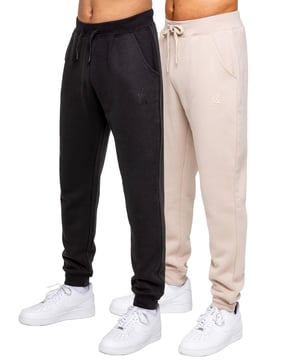 Experimenta la máxima comodidad y estilo con los Joggers de Corte Regular para Hombre de Kruze, diseñados para mantenerte acogedor y luciendo elegante. Hechos con felpa interior cepillada, estos joggers ofrecen una suavidad y calidez excepcionales, convirtiéndose en una opción ideal para relajarte o salidas casuales. Con una cinturilla acanalada y cordones ajustables, brindan un ajuste seguro y personalizado, mientras que los puños ribeteados añaden un aspecto moderno y ajustado que se sitúa de manera ordenada sobre tus zapatillas. Los joggers incluyen dos bolsillos laterales convenientes, perfectos para mantener los esenciales al alcance, y un logo impreso en goma de Kruze en la pierna izquierda que añade un toque de marca distintiva.