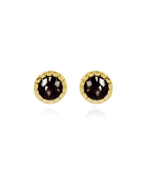 Pendientes naadim de plata de ley 925 y circonita onix con acabado en baño de oro amarillo de 18 quilates. The Gemstone se erige como una de las grandes revelaciones: diseños realizados cuidadosamente a mano con piedras naturales: Amatista, Cuarzo, turquesa y ónix sobre Plata de Ley 925 que dictan una exquisita disposición de esta línea. Grandes mujeres: detrás de la tenacidad, de la creatividad, de la valentía, de la perseverancia logran estilismos, entiéndase en clave cool, con piedras exclusivas con formas perfectas que nos hacen detener el tiempo para respirar y coger aire, en los que the gemstone es el protagonista: (RE) DESCUBRE THE GEMSTONE
