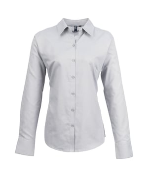 70% Katoen, 30% Polyester. Stof: Oxford-doek, zacht aanvoelend. Ontwerp: Eenvoudig. Hem: Gebogen. Manchet: Dubbele knoop. Mouwtype: Met lange mouwen. Halsuitsnijding: Omgeslagen kraag. Rugpijlen, Bustepijlen, Uitgesneden label, Onderhoudsvriendelijk. Passend: Gemonteerd. 135gsm. Duurzaamheid: Amfori, BSCI, Oeko-Tex Standard 100 Gecertificeerd, REACH, Sedex, WRAP Gecertificeerd.