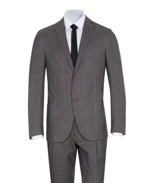 77% lana virgen, 23% algodón; traje de Corneliani;  Modelo: 84NY64 9817311 030;  Mano de obra de alta calidad;  Mezcla de lana suave;  cuello de solapa;  Dos bolsillos delanteros, un bolsillo en el pecho;  Tres bolsillos interiores;  Dos aberturas laterales;  pantalón de traje con cierre de gancho y cremallera;  Dos bolsillos laterales, dos bolsillos pequeños delante, dos bolsillos de ribete detrás;  Hebillas de cinturon