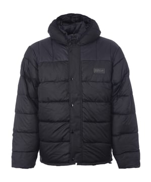 Ervaar ongeëvenaarde stijl en comfort met dit luxe, zwarte Barbour gewatteerde jack. Dit hoogwaardige bovenkledingstuk is zorgvuldig ontworpen om je garderobe te verrijken en biedt uitzonderlijke warmte, terwijl het de kenmerkende verfijnde esthetiek van Barbour behoudt. 100% polyester