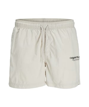De Jack & Jones zwemshorts voor heren bieden een ideale combinatie van functionaliteit en modern design. De normale snit en mid-rise pasvorm zorgen voor een comfortabel en casual silhouet. De elastische tailleband met trekkoord kan individueel worden aangepast en garandeert een goede pasvorm - of het nu op het strand, in het zwembad of tijdens het sporten is. Praktische zakken aan de voorkant en achterzakken bieden voldoende opbergruimte voor kleine benodigdheden zoals sleutels of pasjes. Een bevestigde riem biedt extra ondersteuning en benadrukt de sportieve, moderne look. De shorts zijn gemaakt van hoogwaardige materialen, drogen snel en zijn de hele dag comfortabel om te dragen. Of het nu voor een vakantie is, een bezoek aan het buitenzwembad of als comfortabele short voor warme zomerdagen - deze zwemshort is een essentiële must-have voor elke garderobe!
