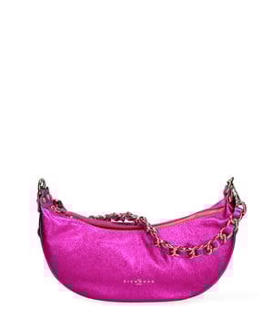 Bolso bandolera para mujer. El cierre es con cremallera. Los bolsillos internos son uno con cremallera. Los bolsillos externos están ausentes. La bandolera es ajustable y extraíble en piel. El mango es de piel. Hay un compartimento interno. El material exterior es piel auténtica laminada tipo dólar. Internamente está forrado en tejido 70% algodón - 30% poliéster. Medidas: 32x14x11 cm. Hecho en Italia