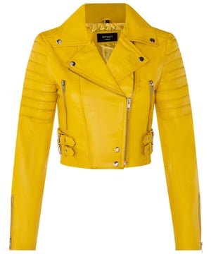 Geniet van luxe en eigentijdse stijl met ons voortreffelijke leren jack. Dit is wat het tot een must-have maakt:  
 Opperste zachtheid: Dit is gemaakt van ultrazacht leer met een premium nappa-afwerking jas is een genot dat luxueus aanvoelt op je huid. 
 Cropped Chic: De eigentijdse kortere lengte en het nauwsluitende ontwerp creëren een modieuze en flatterende look die perfect is voor elke gelegenheid. 
 Onderscheidende details: Gewatteerde schouders en verlengde verticale ritszakken voegen een vleugje verfijning en uniekheid toe aan de eigenschappen van deze jas ontwerp. 
 Aanpasbaar comfort: Manchetten met rits zorgen ervoor dat je de mouwen kunt opstropen voor een persoonlijke look, terwijl je met een verstelbare taille met gesp een de perfecte pasvorm en gevoel. 
 Iconische Flair: De brede revers met inkepingen omarmt de klassieke Brando-stijl en voegt een tijdloos vleugje flair toe aan deze moderne meesterwerk.  Gevoerd met premium satijn en voorzien van een niet-gecentreerde YKK-ritssluiting, combineert dit jack comfort met hoogwaardige mode. Met twee buitenzakken met ritssluiting en gewatteerde details is dit het toonbeeld van elegantie en veelzijdigheid voor de modebewuste individu.