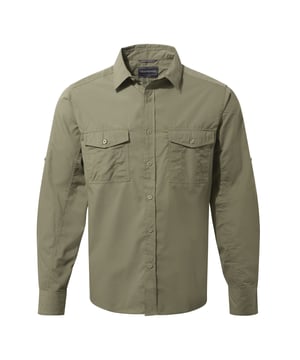 65% Polyester, 35% Baumwolle. Muster: Einfarbig. Taschen: 2 Brusttaschen, 1 Reißverschlusstasche. Verschluss: Button-Down. Ausschnitt: Kragen. Ärmel-Typ: Lang-Ärmel. Stoff-Technologie: Nicht-Eisen, NosiDefence, Solarshield, Sonnenschutz. Recycelte Materialien. Sonnenschutz-Bewertung: UPF 40+. Länge: 31in.
