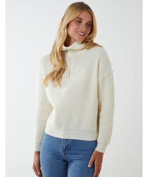 We all love a jumper that will give us the warmth we need during the cold Winter days. Now, in case you feel a tad bit too warm, this jumper has a front zip for you to cool down a little. Complete your casual, stylish look by tucking in this jumper into a high waisted midi skirt, black tights and boots. 