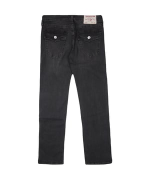 True Religion Rocco Flap Relaxed Black Skinny Jeans. True Religion 106701 gewaschene schwarze Jeans. Zip Fly mit Knopfverschluss, Faded Black Denim Style. 98% Baumwolle 2% Elastan Stretch-Denim, großer Markenaufnäher hinten rechts an der Taille. Klappe an den Gesäßtaschen und Münztasche, gesticktes Hufeisen-Branding an den Gesäßtaschen. Stil: 106701 Gewaschenes Schwarz