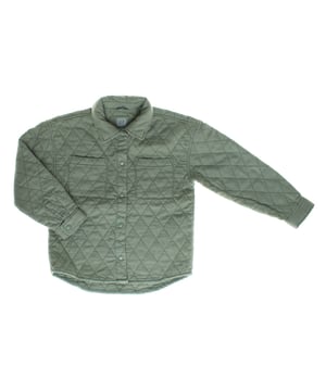 Chaqueta tipo camisa para niño con un diseño acolchado que proporciona calidez y comodidad. 

Cuenta con un cierre frontal de botones que facilita su uso, así como dos amplios bolsillos en el pecho que añaden un toque práctico y funcional. 

Las mangas largas y el corte clásico hacen de esta chaqueta una prenda versátil, perfecta para el uso diario.

 Su diseño ligero la convierte en una opción ideal para climas frescos, combinando estilo y funcionalidad en una sola prenda.
 Composición: Exterior: 99% Algodón, 1% Elastano; Relleno: 100% Poliéster
 Cuidados:
- Lavar a máquina en agua fría  y ciclo delicado.
- Usar detergentes suaves.
- Usar secadora a baja temperatura.
- Planchar a bajas temperaturas.
- No lavar en seco.