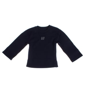 Sudadera unisex para niños de diseño clásico y versátil, ideal para mantener el estilo y la comodidad en el día a día. 

Confeccionada en un tejido suave y acogedor, presenta el logotipo de GAP en el pecho, que le da un toque distintivo y moderno. 

Su corte recto y mangas largas brindan una excelente cobertura para los días frescos, mientras que el cuello redondo facilita su colocación. 

Perfecta para combinar con diferentes conjuntos, esta sudadera es una prenda básica imprescindible en el armario de los pequeños.
 Composición: 77% Algodón, 23% Poliéster
 Cuidados:
- Lavar a máquina en agua fría  y ciclo delicado.
- Usar detergentes suaves.
- Usar secadora a baja temperatura.
- Planchar a bajas temperaturas.
- No lavar en seco.