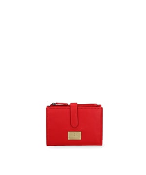Cartera de mujer. El cierre es con botón de presión. Los bolsillos internos son tarjeteros y porta billetes. Los bolsillos externos están ausentes. Falta la correa para el hombro. Falta el mango. Hay un compartimento interno. El material exterior es 100% Piel Auténtica. Internamente está forrado en piel auténtica. Medidas: 12,5x10x1,5 cm. Producto de moda