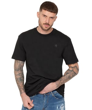 Wir präsentieren das Enzo Oversized T-Shirt mit Lockerer Passform. Dieses vielseitige Stück vereint Komfort mit einem modernen, entspannten Stil. Mit einem klassischen Rundhalsausschnitt und einer lässigen Oversize-Passform ist es perfekt für den Alltag. Das herausragende Detail ist das gummierte Logo-Abzeichen auf der Vorderseite, das einen subtilen, aber stilvollen Akzent setzt. Gefertigt aus weichem, atmungsaktivem Stoff.