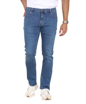 MYT Heren jeans met rechte pijpen, normale pasvorm en hyperstretch. Binnenbeenlengte 32 inch. Deze jeans met rechte pasvorm benadrukt je beste vorm en comfort en is voorzien van betere stretchtechnologie. 2 achterzakken, 2 voorzakken en één muntzakje. Knoopsluiting, merkknopen en klinknagels. Gemerkt pu-leer taillelabel.