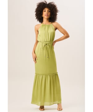 Wikkel jezelf in stijl en comfort met onze groene maxi-jurk met halterhals. Deze jurk is ontworpen om een ​​statement te maken en heeft een flatterende halterhals die moeiteloos over de vloer valt. Perfect voor elke gelegenheid, de levendige groene kleur zorgt ervoor dat je opvalt in de menigte. Verbeter vandaag nog je modegame.