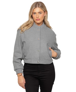 La Chaqueta Bomber de Lana para mujer presenta un elegante cuello y puños acanalados, complementados por un diseño clásico con botones. Fabricada con un tejido suave y de alta calidad, ofrece un ajuste cómodo y relajado. Con dos bolsillos laterales funcionales y una silueta recortada, esta chaqueta combina estilo y confort sin esfuerzo. Hecha de una mezcla de 96% poliéster y 4% elastano, es lavable a máquina para un cuidado fácil
