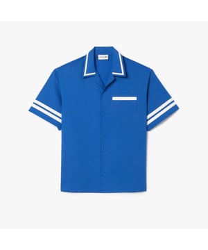 Lacoste Back Print Cotton Twill Shirt.- Open kraag.- Relaxed, comfortabele pasvorm.- Borstzak.- Gegraveerde ton-sur-ton knopen.- Geborduurde krokodil op borst. Materiaal: 100% katoen. Ref: CH7225ITV.