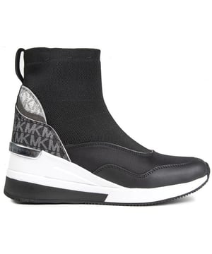 Deze zwarte MK Skyler sock bootie sneakers voor dames zijn een stijlvolle en comfortabele keuze voor je casual garderobe. Het sokachtige ontwerp heeft een bovenwerk van zacht nylon. sleehak en fancy designer details. De Michael Kors-branding draagt bij aan de stijlvolle designerlook van deze moderne. vrouwelijke schoenen.