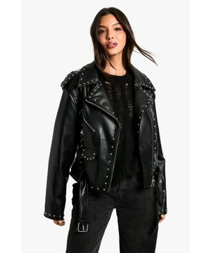 Wrap up in the latest coats and jackets and get out-there with your outerwearBreathe life into your new season layering with the latest coats and jackets from boohoo. Supersize your silhouette in a padded jacket, stick to sporty styling with a bomber, or protect yourself from the elements in a plastic raincoat. For a more luxe layering piece, faux fur coats come in fondant shades and longline duster coats give your look an androgynous edge.