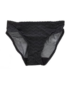 Braguita microfibra de niña.
Color Negro
Cinturilla elastica.
Detalle del nombre de la marca estampado por todo el diseño.
Tejido transpirable.
Costuras vistas a tono.

Composición:  91% Poliamida, 9% Elastano

Cuidados:
- Lavar a temperatura máx. 40º.
- No usar lejía.
- No usar secadora.
- No planchar.
- No lavar en seco.
