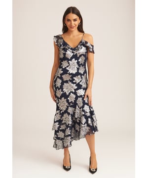 Maak kennis met deze must-have midi-jurk met bloemenruches, perfect voor elke gelegenheid. Als je een uitnodiging hebt voor de bruiloft van je favoriete pop, dan voldoet deze midi-jurk aan alle dresscodes. Met een grote bloemenprint en ruches aan de halslijn, hoe kun je nee zeggen? Combineer deze midi-jurk met je hakken en je favoriete accessoires voor een look die niet onopgemerkt zal blijven.