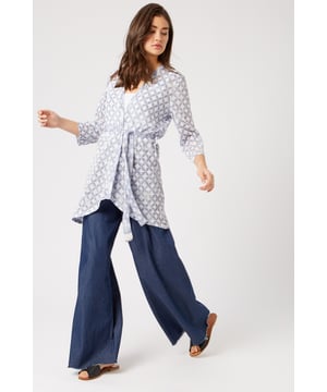 Featuring a feminine floral or abstract print, long sleeves and removable belt, this cardigan is made of a light weight breathable fabrication, perfect for throwing on with jeans for an off duty look.
Belted cardigan. Falls mid thigh. Ties with removable belt, 3/4 sleeves, 50% viscose 50% polyester, Machine wash 30oC, Model wears size 10, Model height 5ft 9inches, Made in Italy, JL21006-10.