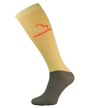 Comodo levert sinds 1996 hoogwaardige sokken voor dames en heren. Ze verkopen een assortiment sokken voor wandelen, fietsen, jagen, skiën en nu , paardrijden! Welk type sokken je ook draagt, je voeten zullen altijd comfortabel en warm aanvoelen, ongeacht het weer of de omgeving! Het is belangrijk om zachte en comfortabele sokken te dragen tijdens het paardrijden. Daarom heeft Comodo paardrijsokken van microvezel gemaakt voor mannen en vrouwen. Deze sokken zijn lichtgewicht en functioneel omdat ze moeiteloos onder rijlaarzen passen voor een koele, comfortabele rit. Ze zijn gemaakt van fijne microvezel om maximale bescherming tegen schuren te bieden, en het ademende breisel houdt de benen koel in de zomer en warm in de winter. Het zacht aanvoelende katoenen materiaal helpt ook om vocht en zweet af te voeren, vooral als je in de zomer urenlang hebt paardgereden. Met hun ondersteuning en verstevigingen op de juiste plaatsen, zullen Comodo paardrijsokken er zeker geweldig uitzien en hun conditie behouden, keer op keer. Kies uit deze kleurrijke blokpanelen voor je favoriete paar paardrijsokken. Deze sokken zijn gemaakt van 45% Polyamide Microvezel, 25% Katoen, 25% Polyamide, 5% Elastaan. Ze zijn verkrijgbaar in de maten 36-39 EU, 39-42 EU. Deze sokken zijn handwasbaar op 30 graden.