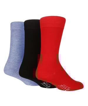 Wild Feet is een geweldige keuze als je op zoek bent naar kwaliteit en sterke en gedurfde kleuren voor je voeten. Als je ervan houdt om een ​​luid statement te maken met je sokken, dan zijn deze perfect! Met 3 kleuren per verpakking heb je keuze te over als het gaat om het kiezen van je sokken voor vandaag! Ze zijn ook gemaakt van een rijke viscose van bamboe-materiaal, waardoor deze sokken tot de zachtste sokken behoren die je ooit zult dragen! Deze sokken zijn ideaal voor dagelijks gebruik of voor de werkdag. Ze kunnen zelfs een geweldig cadeau zijn voor iemand waarvan je weet dat hij een upgrade van zijn sokkenla nodig heeft met het geweldige comfort dat ze bieden. Wild Feet is een reeks sokken met coole ontwerpen, gedurfde kleuren en eigenzinnige slogans - van mopshonden en pinguïns tot leeuwen en lama's! Kies uit een reeks stijlen voor heren en dames, van enkelsokken tot sneakersokken. Er zijn zelfs enkele sportieve stijlen beschikbaar! Er zijn 6 variaties om uit te kiezen met 3 kleuren per verpakking. Ze zijn verkrijgbaar in één maat heren 39-45 EU, zijn gemaakt van 70% viscose bamboe en kunnen in de machine worden gewassen.