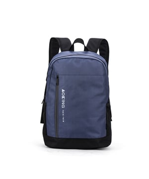 Mochila unisex. El cierre es con cremallera. Los bolsillos internos son uno abierto. En la parte delantera hay dos bolsillos externos con cremallera. La bandolera es ajustable en tela. El mango está fabricado en nailon. Hay un compartimento interno. El material exterior es poliéster. Internamente está forrado en poliéster. Medidas: 30x17x43 cm. Producto de moda