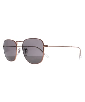 Las gafas de sol Ray-Ban Square Unisex Rose Gold Dark Grey RB3857 Frank son un fresco estilo retro traído de vuelta de los años 90 con esta vuelta de tuerca a las clásicas gafas de sol redondas. Montura metálica fina con patillas de acetato para un acabado contemporáneo.