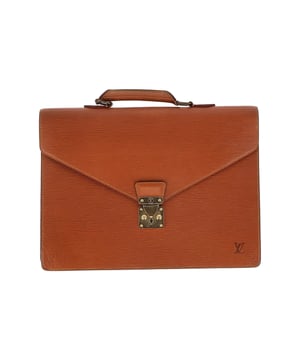 VINTAGE, UVP WIE NEU  
Die Louis Vuitton Serviette Conseiller Aktentasche ist eine seltene und klassische Kreation von Louis Vuitton. Hergestellt aus braunem Epi-Leder, verfügt dieses Design über eine Klappe, die mit einem polierten Druckverschluss gesichert ist. Die Tasche öffnet sich zu einem unterteilten Innenraum aus Leder mit zwei Fächern und ist mit einem verstärkten oberen Griff ausgestattet.  
Vintage Louis Vuitton Conseiller Aktentasche aus braunem Epi-Leder, Beschläge aus vergoldetem Metall, oberer Griff aus braunem Leder, sodass die Tasche in der Hand getragen werden kann.  
Sicherheitsverschluss unter einer Klappe.  
Elegante Aktentasche, wenige Gebrauchsspuren am Leder sowie innen und außen an der Tasche.  
Louis Vuitton Conseiller Aktentasche aus braunem Epi-Leder  
Zustand: sehr gut  
Louis Vuitton Conseiller Aktentasche aus braunem Epi-Leder  
Zustand: gut  
Farbe: braun  
Material: Leder | Epi-Leder  
Gebrauchsspuren: Faltenbildung am Leder an den Ecken und abgenutzter Stoff innen (Leder zerkratzte und fehlende Patches in den Innentaschen)  
SKU: 287116 / NAPBKGBBA283052W  
Maße: Länge: 410 mm, Breite: 600 mm, Höhe: 300 mm  
Größe: Einheitsgröße