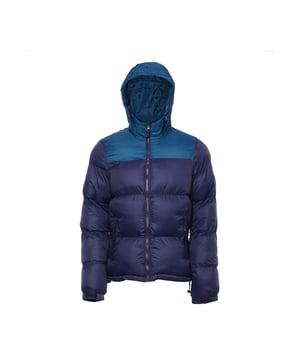 Met deze jas presenteert Mo een gewatteerde en daardoor heerlijk warme gewatteerde jas in trendy bicolor-look. Het comfortabele materiaal heeft een glad handvat met een grote capuchon en zijzakken met ritssluiting die ruimte bieden voor kleine spullen en warmte voor je handen. Een trekkoord in de zoom en verstelbare mouwuiteinden ronden het harmonieuze ontwerp af.  Jas