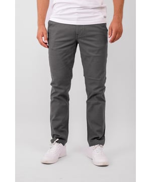 Unsere beliebten Performance Pants™ gibt es jetzt in einer neuen Struktur! Wenn Sie auf der Suche nach der perfekten Alltagshose sind, die viel Stretch für volle Bewegungsfreiheit bietet, dann haben Sie sie hier gefunden! Unsere Structure Pants bestehen aus 98 % Baumwolle und 2 % Elastan und sind so gewebt, dass die Fasern eine strukturierte Oberfläche bilden, die man aus der Nähe sehen kann. Die Hose hat aufgesetzte Gesäßtaschen. Alle Hosen aus unserer Perform-Kollektion werden mit einem Ziel vor Augen entworfen: die beste Kleidung für diejenigen zu machen, die hohe Ansprüche an die Funktionalität und Qualität ihrer Kleidung haben. Deshalb sind alle Kleidungsstücke der Perform Collection aus guten, dehnbaren und weichen Materialien gefertigt, die den ganzen Tag über bequem zu tragen sind.

Die Hose ist hier in der Farbe Grau abgebildet und hat eine schmale Passform. Das Modell ist auch in Regular fit erhältlich.

Welche Größe hat die Hose? Sie kann in 20 verschiedenen Größen ausgewählt werden. Siehe und wählen Sie Ihre Größe unter "Größe". Die Größen sind für Männer angepasst.

Über TeeShoppen: Preis und Qualität müssen nicht immer dasselbe sein, und das wollen wir mit unseren Produkten von TeeShoppen unterstreichen. Das Ziel unseres Sortiments ist es, Ihnen die Möglichkeit zu geben, Ihre Garderobe mit einfacher und moderner Kleidung zu ergänzen. Aber auch wenn die Kleidung einfach ist, haben wir keine Kompromisse bei der Qualität oder dem Design gemacht. Die Kleidungsstücke sind aus luxuriösen Materialien gefertigt, die sich angenehm tragen lassen und sich für jede Gelegenheit stylen lassen. Möchten Sie einen zeitlosen Anbieter von Mode für Männer und Frauen? Bei TeeShoppen zahlen Sie nicht für teure Marken und Kosten - nur für Qualität und Service. Wir erweitern ständig unser Sortiment, so dass Sie bei uns immer die neueste Mode kaufen können.