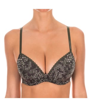 Push-up-BH, von Calvin Klein.
 Khaki gemusterte graue Farbe.
 Es ist ein gepolsterter Push-up-BH, wo die Größe des Pads durch die Größe der Schale geregelt wird.
 Körbchen mit Spitze an der Oberseite.
 Cups vorgeformt und mit Ringen.
 Name der gestickten Unterschrift, auf einem der Bügel.
 Elastische Träger, verstellbar.
 Elastische Seiten.
 Verschluss auf dem Rücken, drei Positionen.
 Nähte in Ton gesehen.

 Zusammenstellung: 77% Nylon. - 23% Elastan.

 Waschanleitung:
 - Maximal bei 40ºC waschen.
 - Bügeln bei mittlerer Temperatur, max. 110 ° C.
 - Es ist nicht erlaubt, Trockner zu verwenden.
 - Verwenden Sie keine Bleichmittel.
 - Lässt keine chemische Reinigung zu.

 Größe Äquivalenz:

 UK FR EU IT
 30 80 65 30
 32 85 70 32
 34 90 75 34
 36 95 80 36
 38 100 85 38