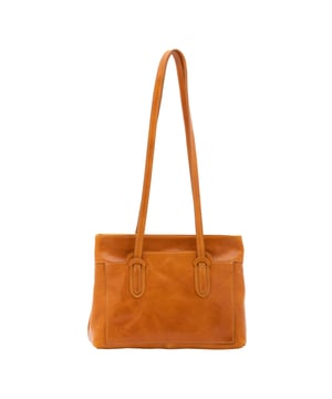 Bolso bandolera para mujer. El cierre es con cremallera. Los bolsillos internos son uno con cremallera. Los bolsillos externos son un frente abierto. Falta la correa para el hombro. El mango es de piel. Hay dos compartimentos internos. El material exterior es auténtica piel de vacuno. Internamente está forrado en algodón. Medidas: 23x30x12 cm. Hecho en Italia