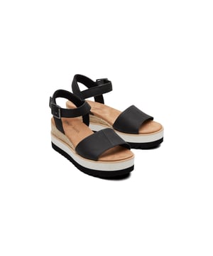 Die Diana Sandale für Damen ist ein halbhoher, cremefarbener Plateau-Keilschuh mit allen funktionellen Eigenschaften für Komfortliebhaberinnen, wie einer ultraleichten Zwischensohle mit stilvollem Seilwickeldetail und einem verstellbaren Knöchelriemen für einen einfachen, sicheren Sitz.