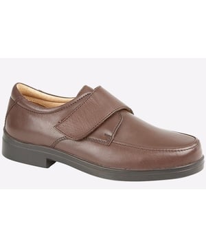 Roamers present these Litchfield men's shoes, perfect for casual or workwear with a premium leather upper, in a comfortable relaxed fit, with stitch detailing throughout.
- Softie Leather upper
- Extra wide fit design
- Intricate stitch detailing
- Hook and loop fastening
- PU Sole