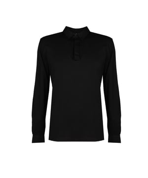Estilo Sencillo
Este corte clásico y elegante funciona en cualquier situación, desde encuentros formales hasta salidas relajadas de fin de semana, asegurando confort en el uso y versatilidad.

Con Cuello
El cuello añade un toque de elegancia y es perfecto para crear conjuntos tanto formales como casuales, encajando perfectamente debajo de un blazer o un suéter.

Abotonado en el cuello
Los sutiles botones en el cuello permiten poner y quitar la camisa fácilmente, al mismo tiempo que ofrecen la posibilidad de ajustar el escote según las preferencias.

Emblema de la marca en la nuca
Discreto pero distintivo, el emblema en la nuca sirve como testimonio de la atención al detalle de la marca y su compromiso con la calidad.

Puños abotonados
Los elegantes puños con botones permiten ajustar el ancho de las mangas, además de ofrecer la posibilidad de llevar un reloj o pulseras con mayor comodidad.

Hecho de tela de alta calidad
El material con el que se ha fabricado el producto garantiza durabilidad, facilidad de cuidado y una sensación agradable al tacto, lo que lo convierte en una elección ideal para cada día.