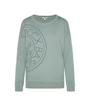 Dit sweatshirt voor dames is een tijdloze en makkelijk te stylen basic. Het is gemaakt van zacht, hoogwaardig materiaal dat aangenaam aanvoelt op de huid en een hoog comfortniveau belooft. De losse snit en verlaagde schouders zorgen voor een casual look. Het heeft een klassieke ronde hals met een geribbelde rand. Mouwen en zoom zijn afgewerkt met geribde manchetten. De print op de voorkant wordt geaccentueerd met strasssteentjes en rondt het effen design van de trui perfect af.