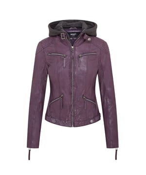 Maak kennis met ons prachtige leren bikerjack, compleet met een uitritsbare jersey capuchon voor extra veelzijdigheid. Dit jack is gemaakt van ultrazacht schapennappaleer en belichaamt de klassieke caf�racerstijl met een moderne twist. De YKK-ritssluiting aan de voorkant strekt zich uit tot een kraag met lipje die is vastgezet met een riem met gesp, terwijl tramlijnstiksels op de schouders en elleboogstukken de biker-esthetiek versterken. Vier zakken met ritssluiting bieden voldoende opbergruimte en de manchetten in handschoenstijl zijn verstelbaar voor een perfecte pasvorm. De royale capuchon kan eenvoudig worden verwijderd en de binnenkant is volledig gevoerd met poplin-stof met voor het gemak een extra met leer afgewerkte zak. Superzacht schapennappaleer, uitritsbare jersey capuchon, YKK-ritssluiting aan de voorkant met kraag met gesp, tramlijnstiksels op schouders en ellebogen, volledig gevoerd met een extra met leer afgewerkte binnenzak