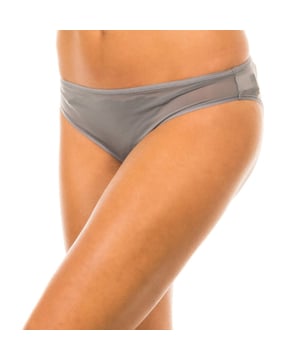 Kort Tommy Hilfiger.
 Grijs.
 Elastische tailleband toon.
 Metalen applicatie met de merknaam, in het midden van de achterste tailleband.
 Voering in toon.
 Naaiwerk uitzicht toon.

 Samenstelling:
 - 82% Polyamide.
 - 18% Spandex.

 Wasvoorschriften:
 - Wassen tot 40°C.
 - Strijken op gemiddelde temperatuur, max. 110.
 - Niet in de droger.
 - Niet bleken.
 - Chemisch reinigen niet toegestaan.

 Samenstelling: 82% Polyimide, 18% Elastaan
 Onderhoud:
- Maximaal wassen op 40ºC.
 - Strijken op gemiddelde temperatuur, max. 110ºC.
 - Droger is niet toegestaan.
 - Geen bleekmiddel gebruiken.
 - Kan niet chemisch gereinigd worden.