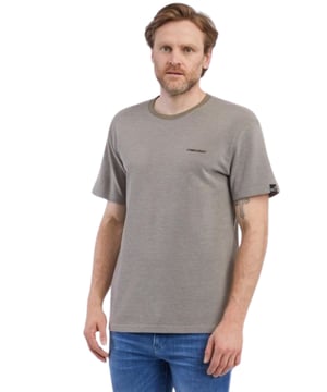 Entdecken Sie das stilvolle DALPHY T-Shirt von ragwear - die perfekte Ergänzung für jede Herrengarderobe. Dieses T-Shirt bietet nicht nur einen klassischen Rundhalsausschnitt und kurze Ärmel für den Sommer, sondern auch ein schlichtes, unifarbenes Design, das durch einen dezenten Logo-Print auf der Brust abgerundet wird. Die Regular-Fit-Passform sorgt für optimalen Tragekomfort und Bewegungsfreiheit. Verfügbar in einer Vielzahl von Größen, ist das DALPHY T-Shirt ein Must-Have für jeden modebewussten Herrn.